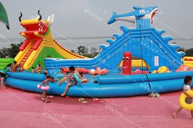China 0.9mm PVC-Kinderaufblasbare Wasser-Vergnügungspark-Drache-und Haifisch-Art usine